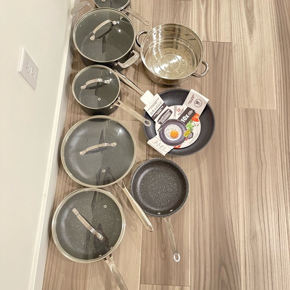 13 piece cookware set as shown in picture. Never used! Got it as a gift. - Picture 2 of 2